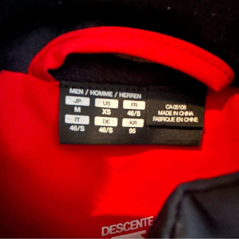 Descente Black and Red Performance Mens Ski Jacket - Picture 6 of 7